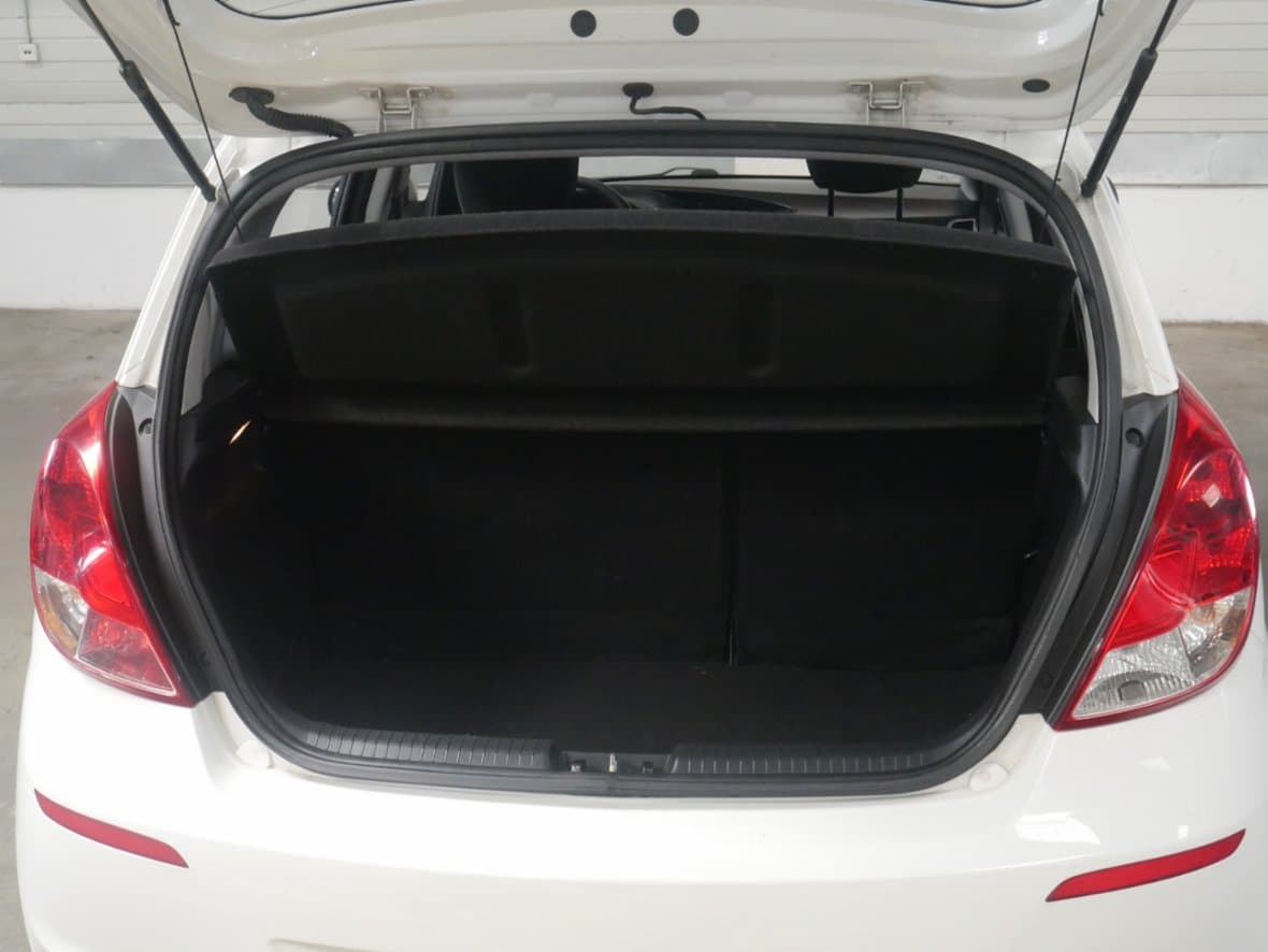 2012 Hyundai i20 - 13