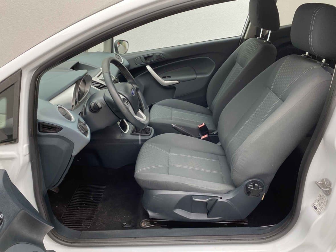 2011 Ford FIESTA - 17