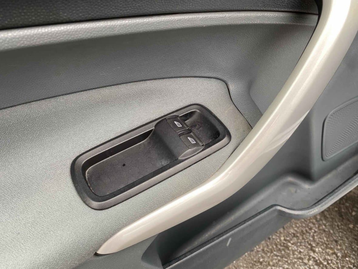 2011 Ford FIESTA - 23