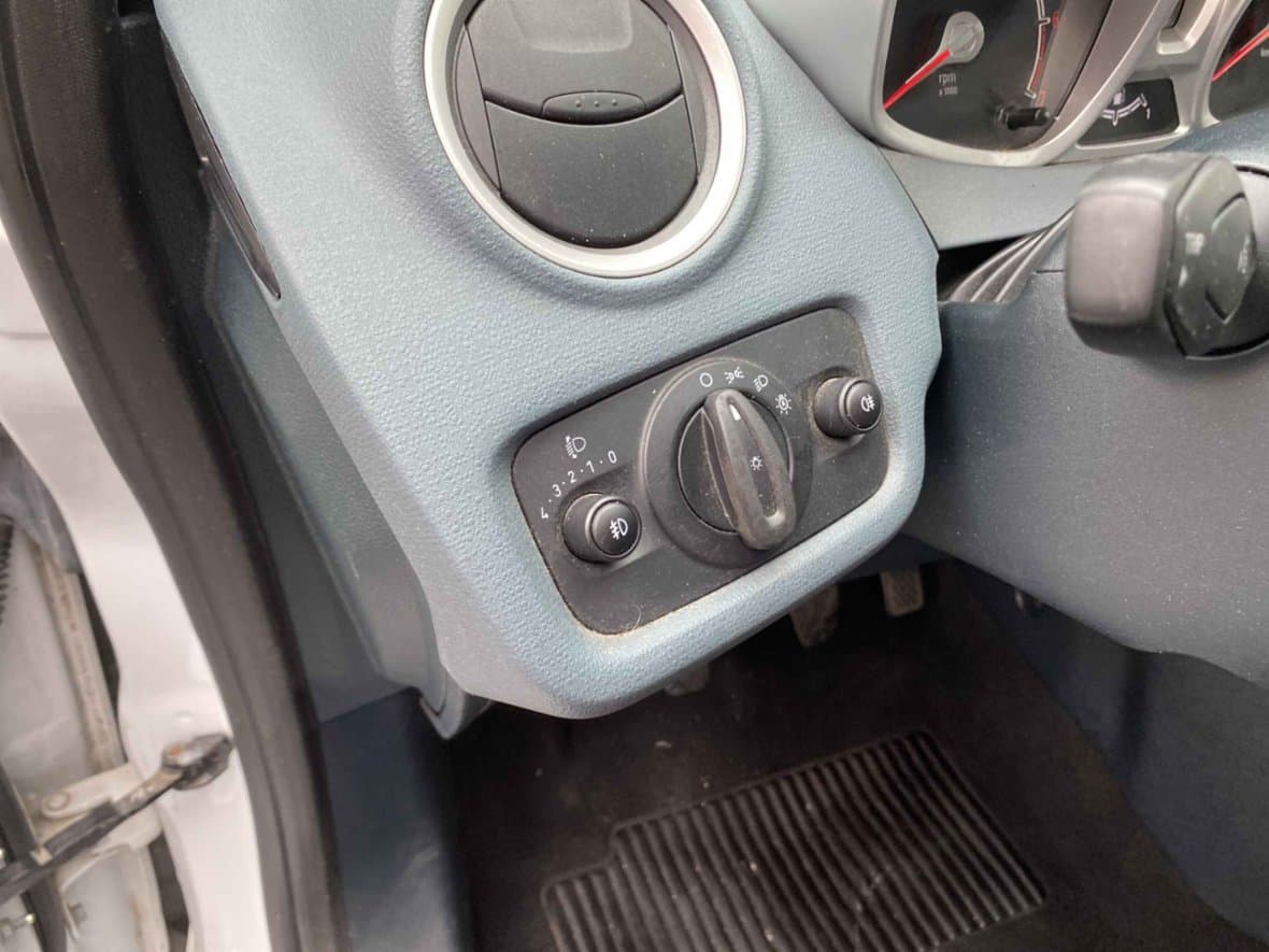 2011 Ford FIESTA - 27