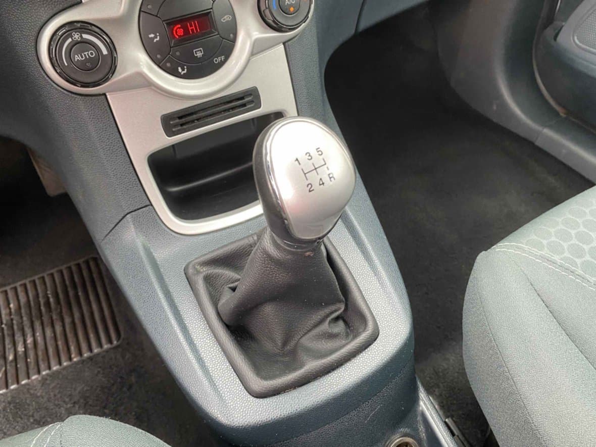2011 Ford FIESTA - 29