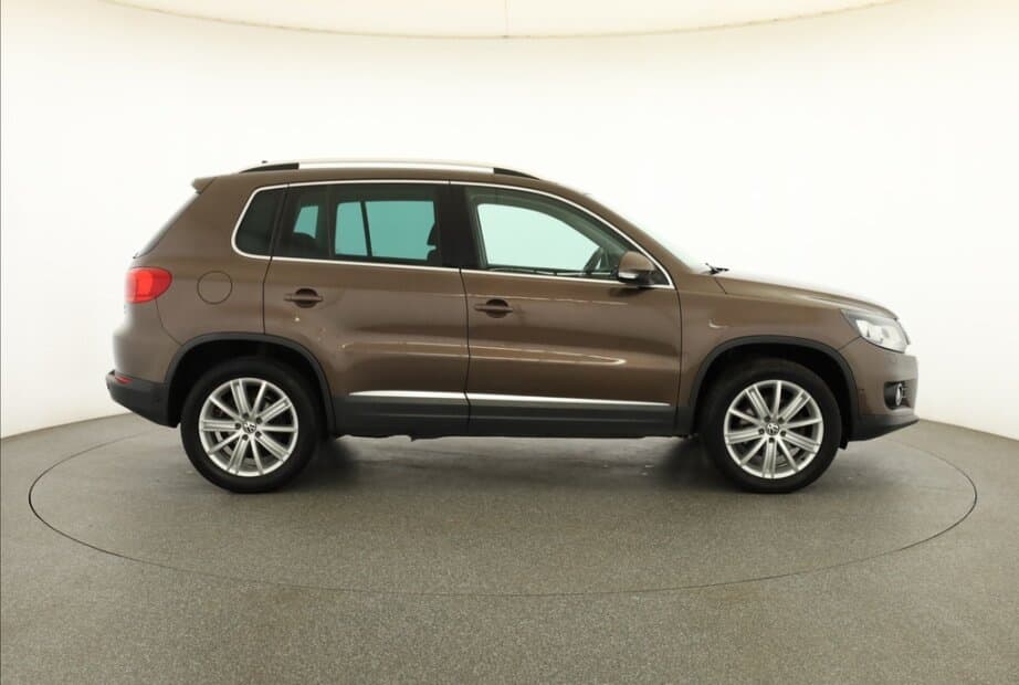 2011 Volkswagen TIGUAN - 8