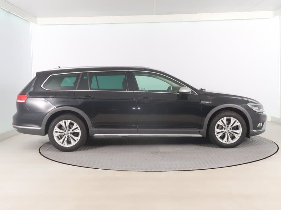 2018 Volkswagen PASSAT - 8