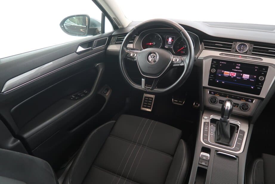 2018 Volkswagen PASSAT - 9