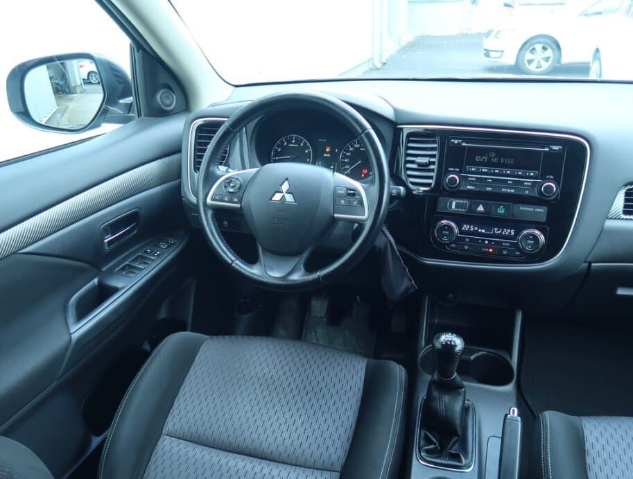 2015 Mitsubishi OUTLANDER - 9