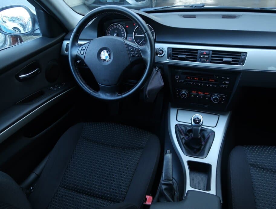 2011 BMW 3-SERIES - 9