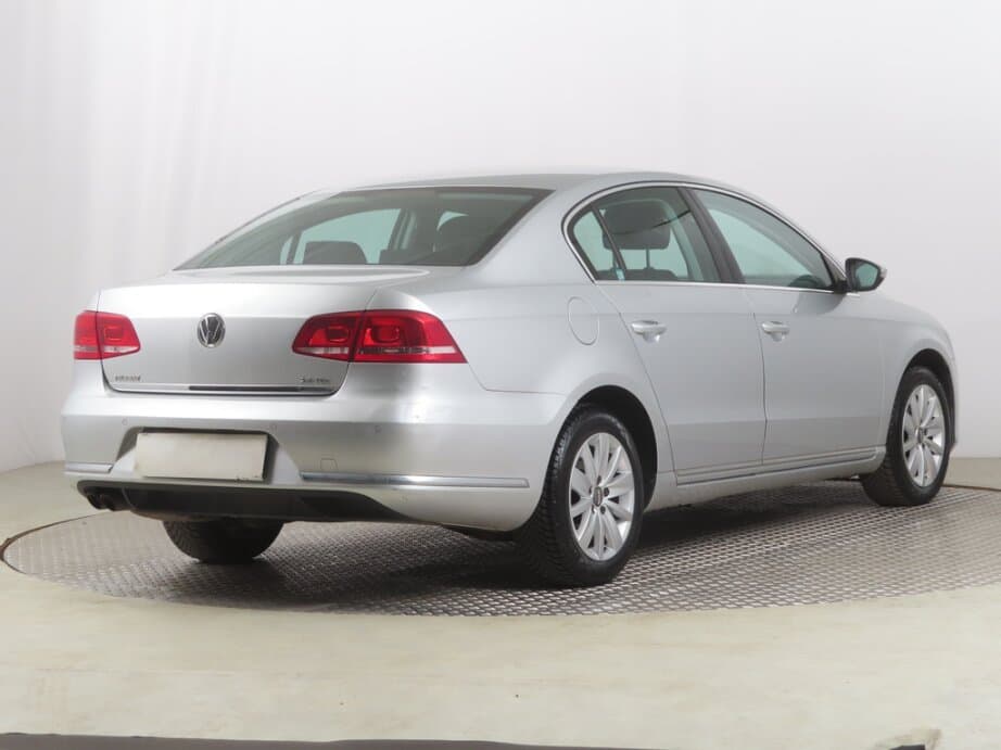 2011 Volkswagen PASSAT - 7
