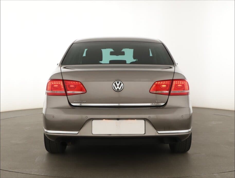 2011 Volkswagen PASSAT - 5