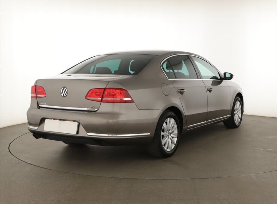 2011 Volkswagen PASSAT - 6