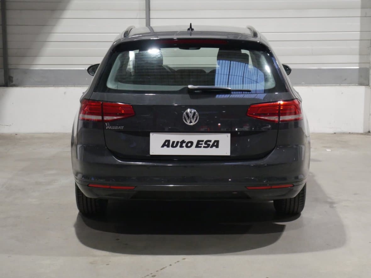 2018 Volkswagen PASSAT - 5