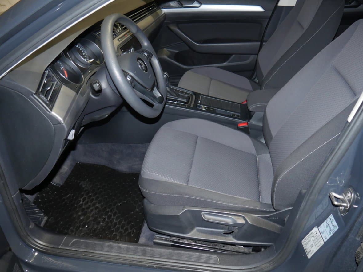 2018 Volkswagen PASSAT - 9