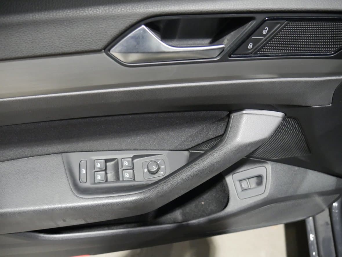 2018 Volkswagen PASSAT - 11
