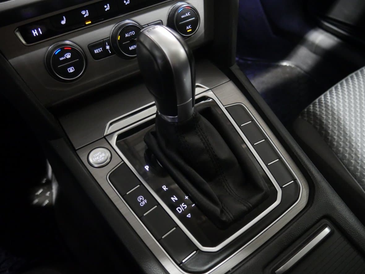 2018 Volkswagen PASSAT - 17