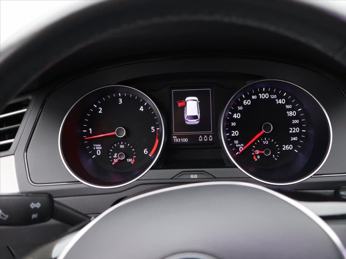 2015 Volkswagen PASSAT - 17