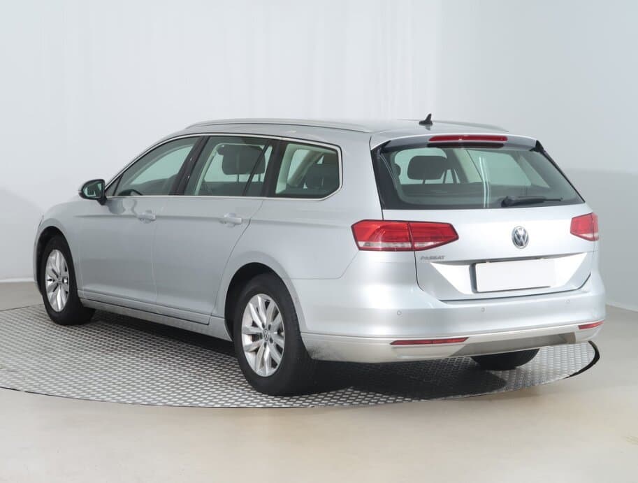2018 Volkswagen PASSAT - 5