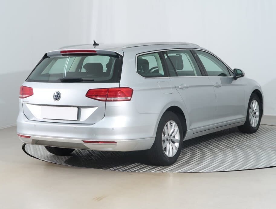 2018 Volkswagen PASSAT - 7