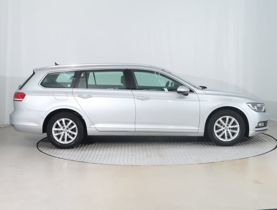 2018 Volkswagen PASSAT - 8