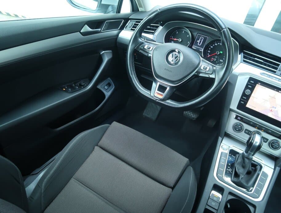 2018 Volkswagen PASSAT - 9