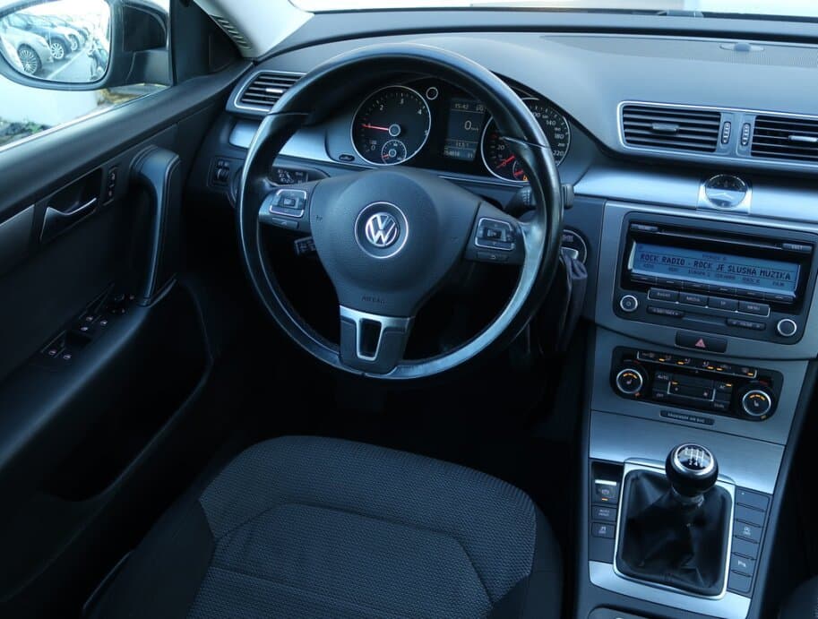 2011 Volkswagen PASSAT - 9