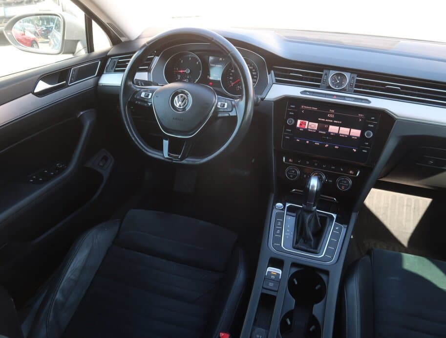 2017 Volkswagen PASSAT - 9