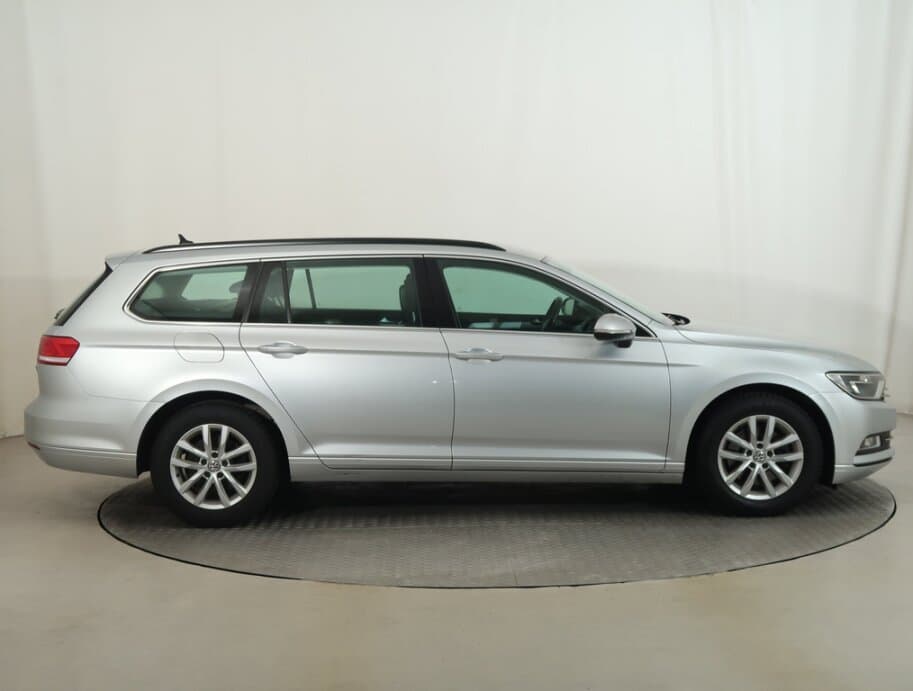 2017 Volkswagen PASSAT - 8