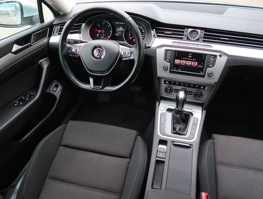 2017 Volkswagen PASSAT - 9
