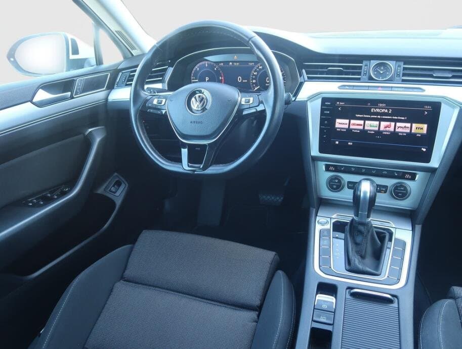 2018 Volkswagen PASSAT - 9