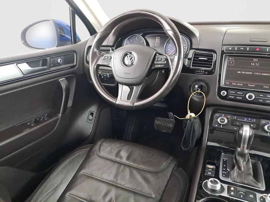 2015 Volkswagen TOUAREG - 9