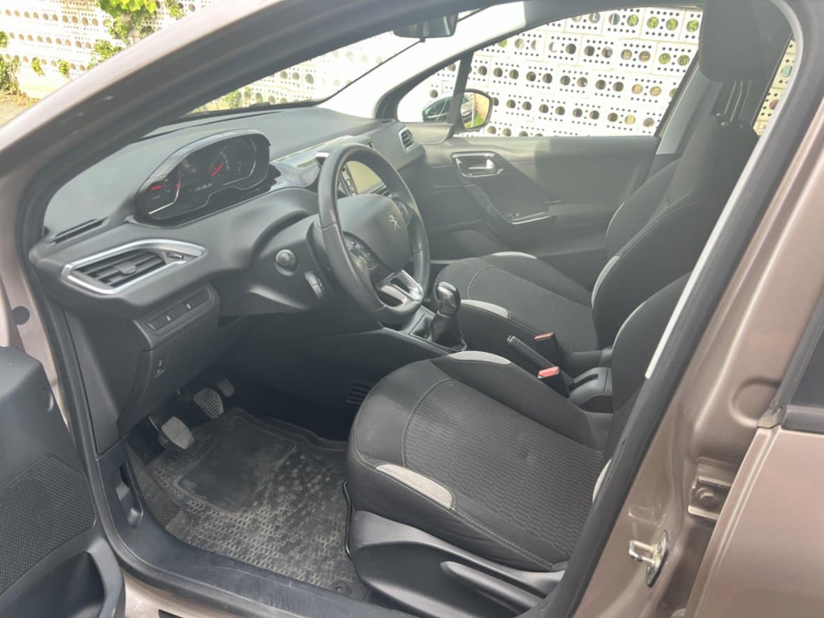 2014 Peugeot 208 - 25