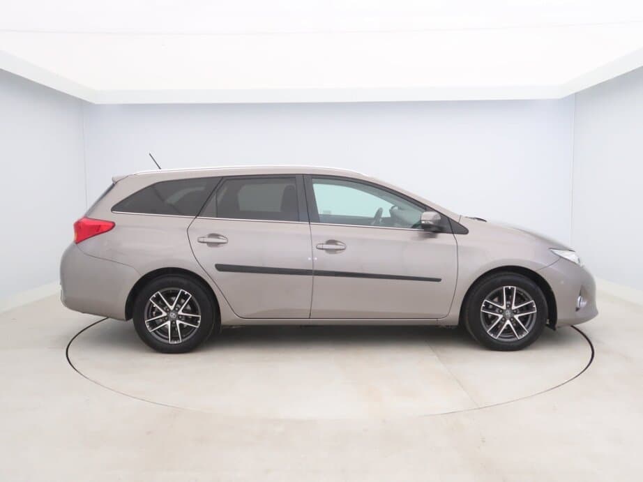 2015 Toyota AURIS - 8