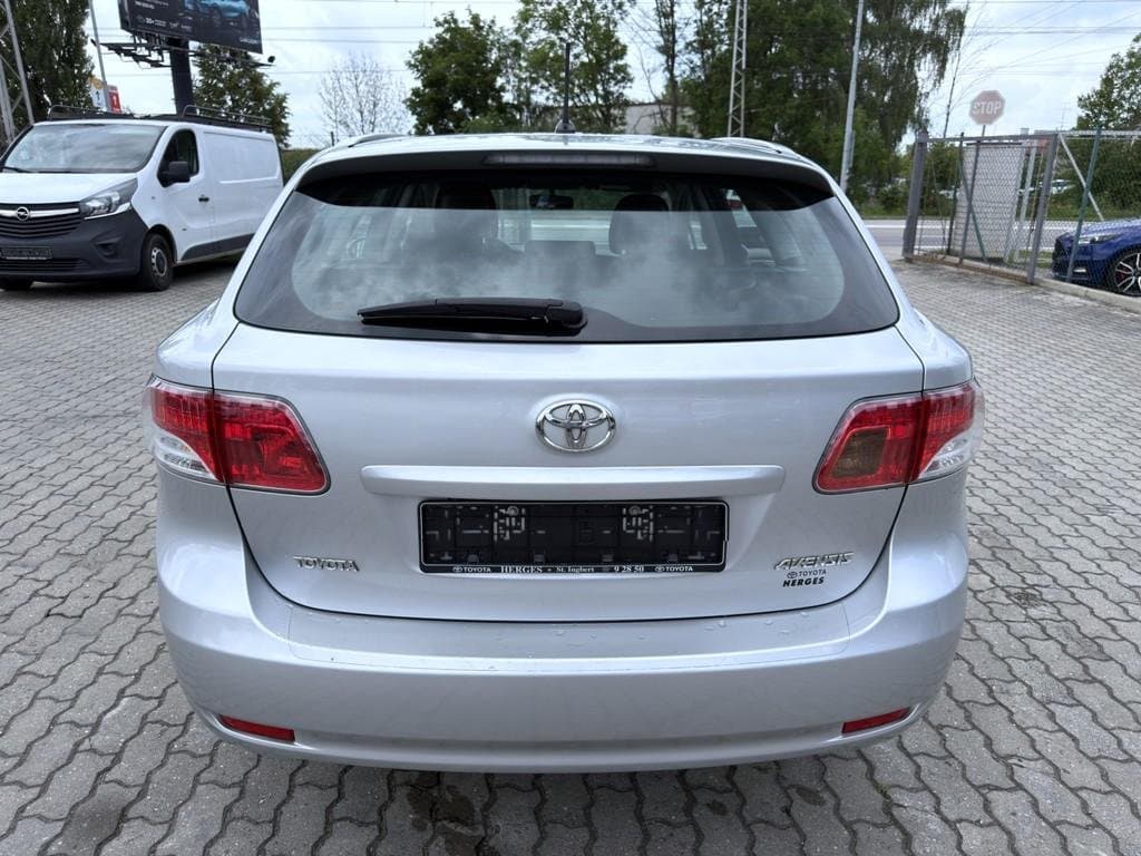 2010 Toyota AVENSIS - 4