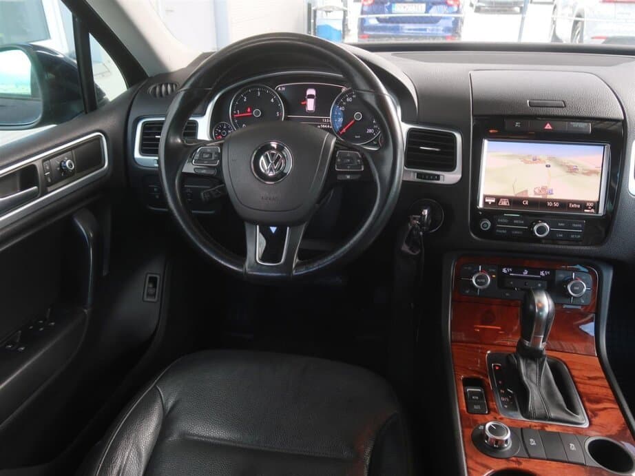 2012 Volkswagen TOUAREG - 9