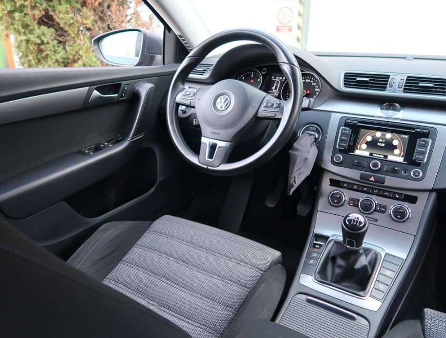 2013 Volkswagen Passat - 9
