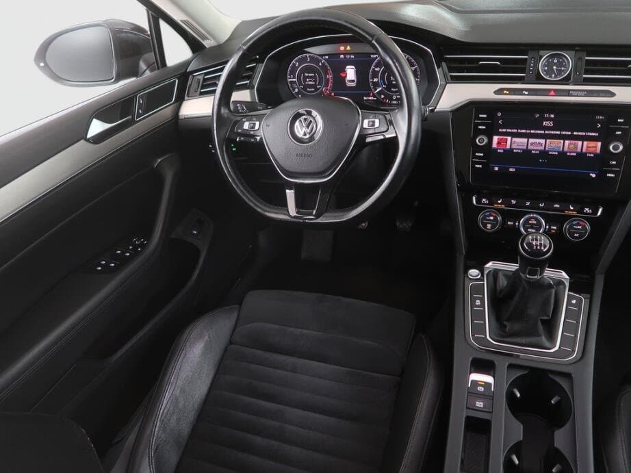 2018 Volkswagen PASSAT - 9