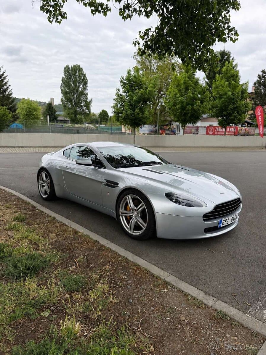 Aston Martin V12 VANTAGE