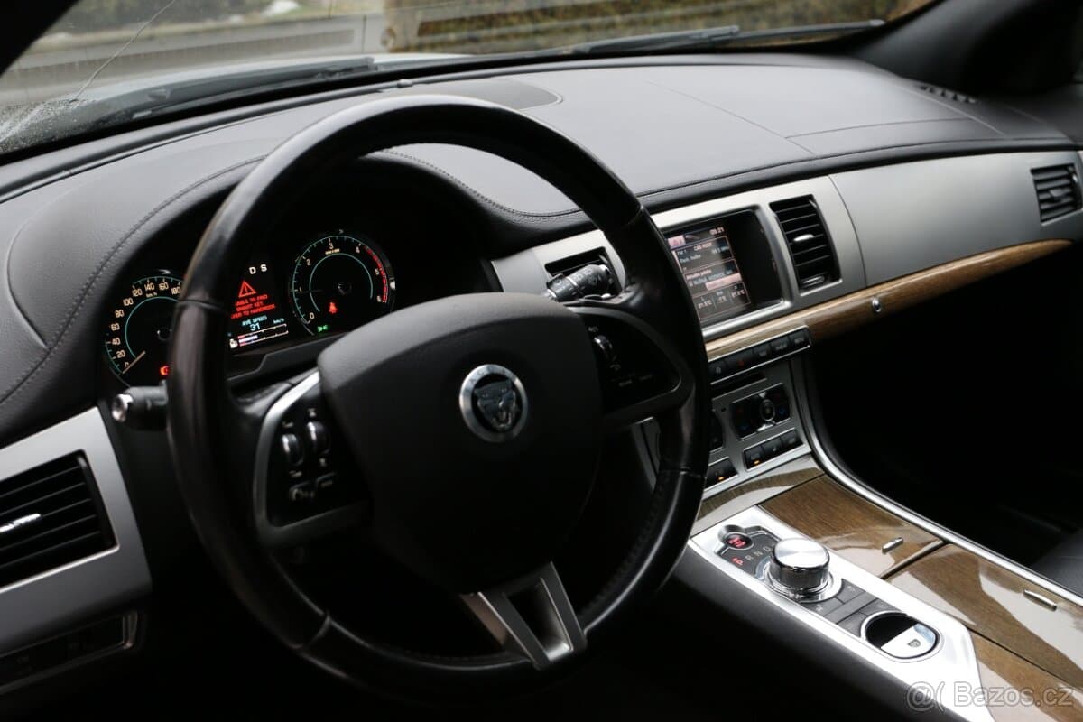 2012 Jaguar XF - 10