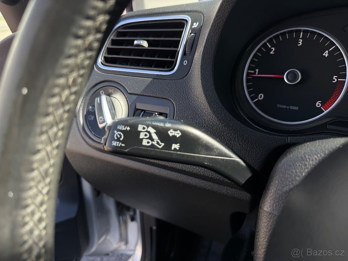 2011 Volkswagen POLO - 10