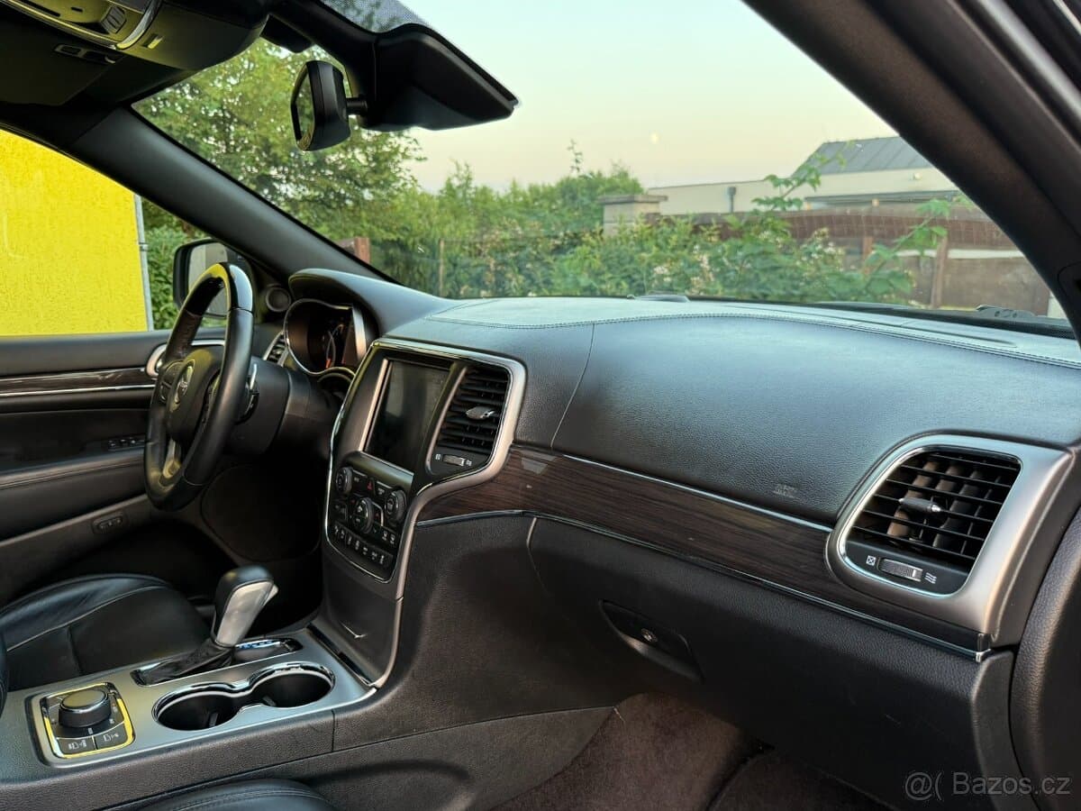 2019 Jeep CHEROKEE - 10