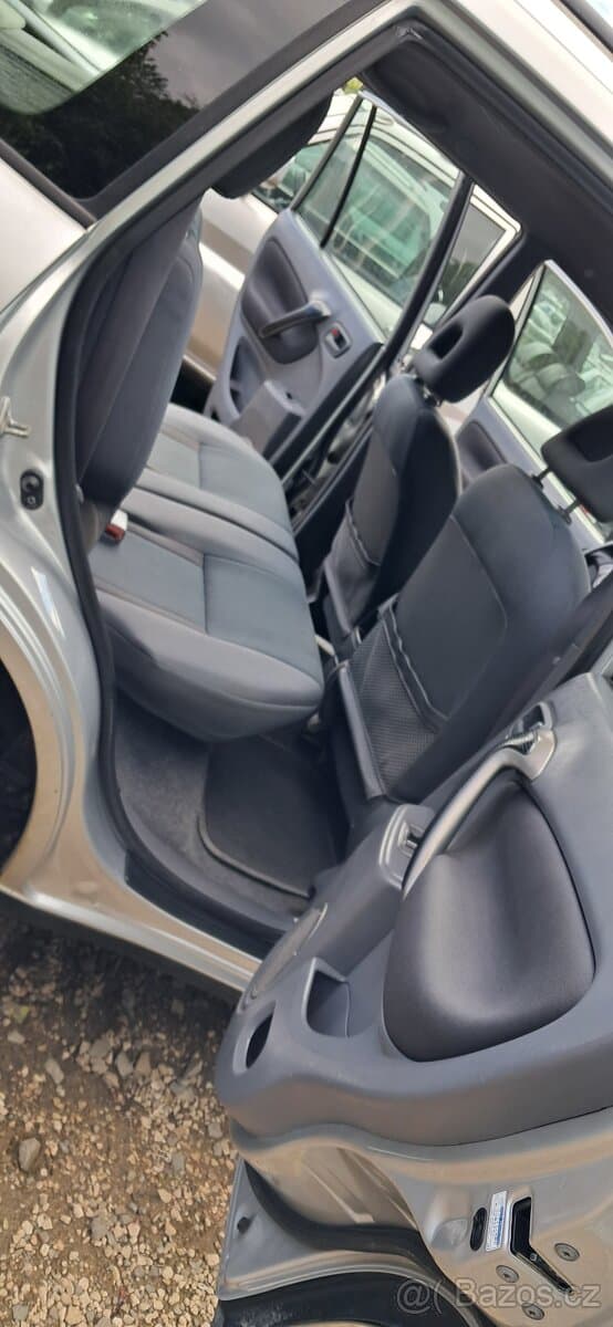 2001 Toyota RAV4 - 10