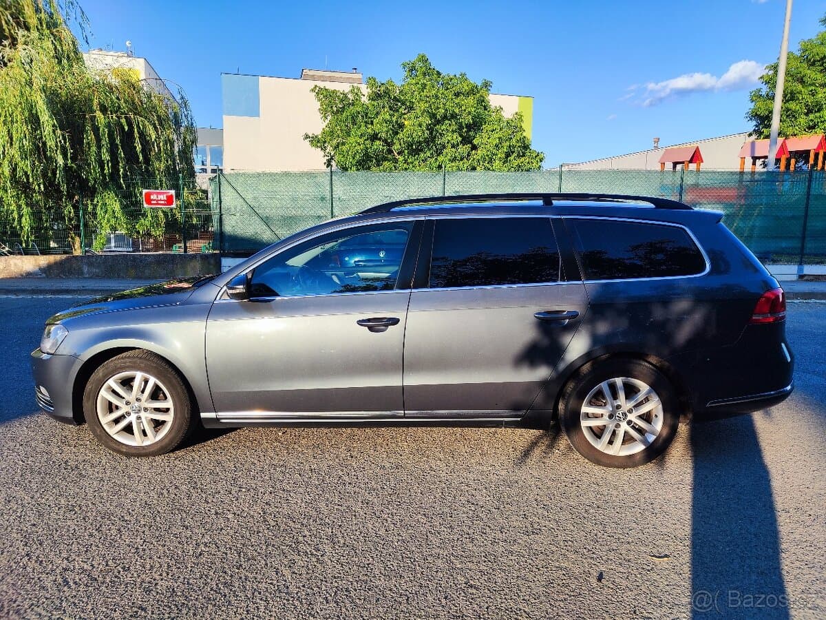 2011 Volkswagen PASSAT - 10