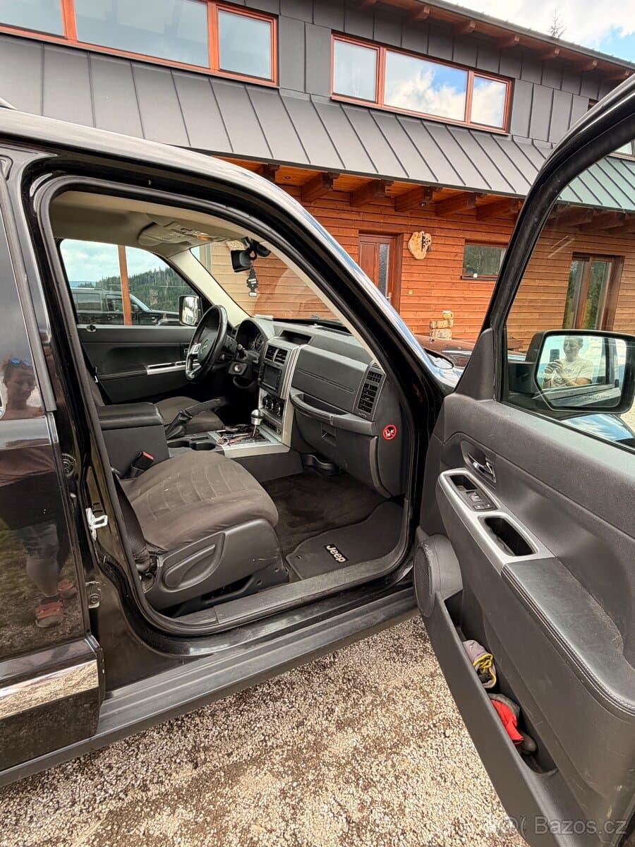 2010 Jeep CHEROKEE - 10