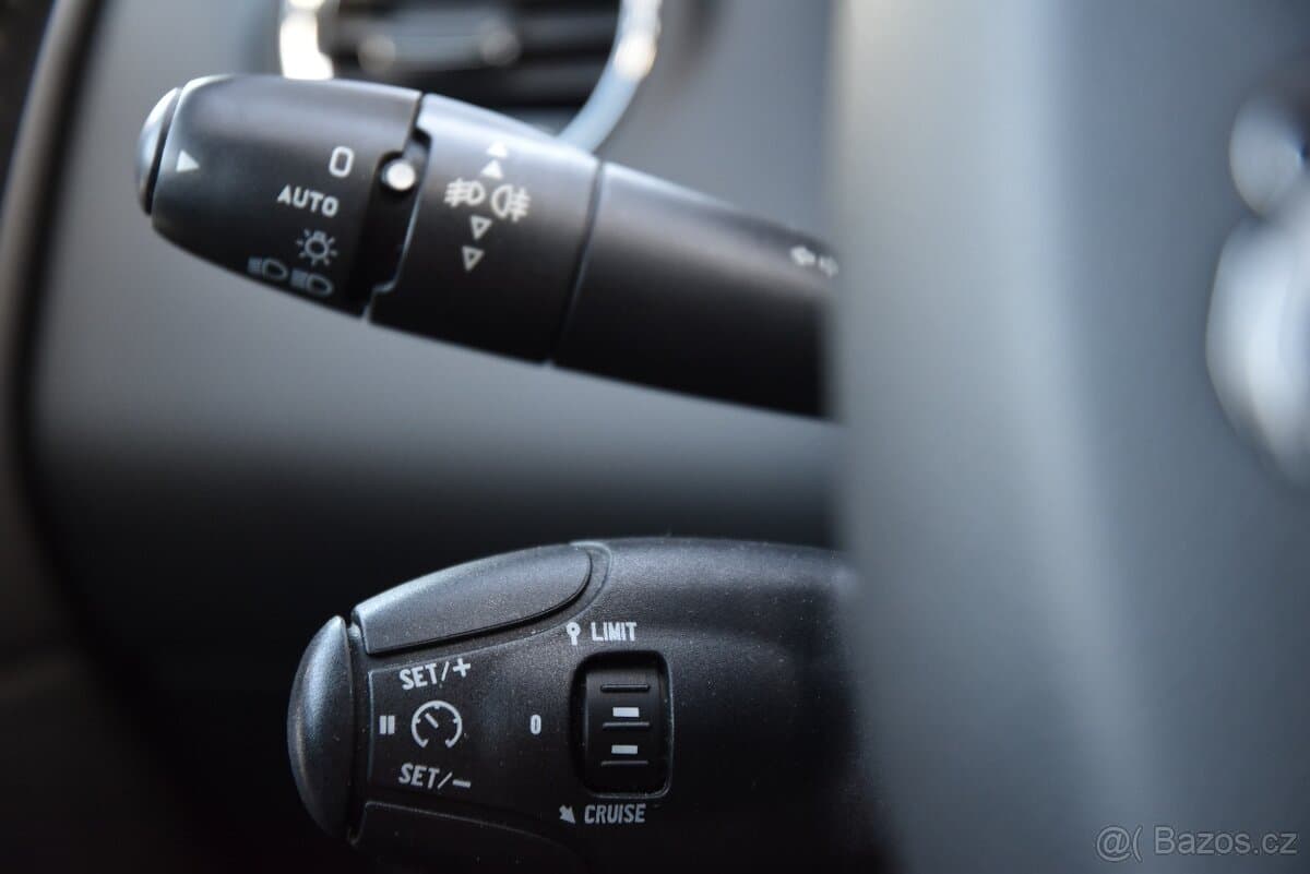 2012 Peugeot 308 - 10