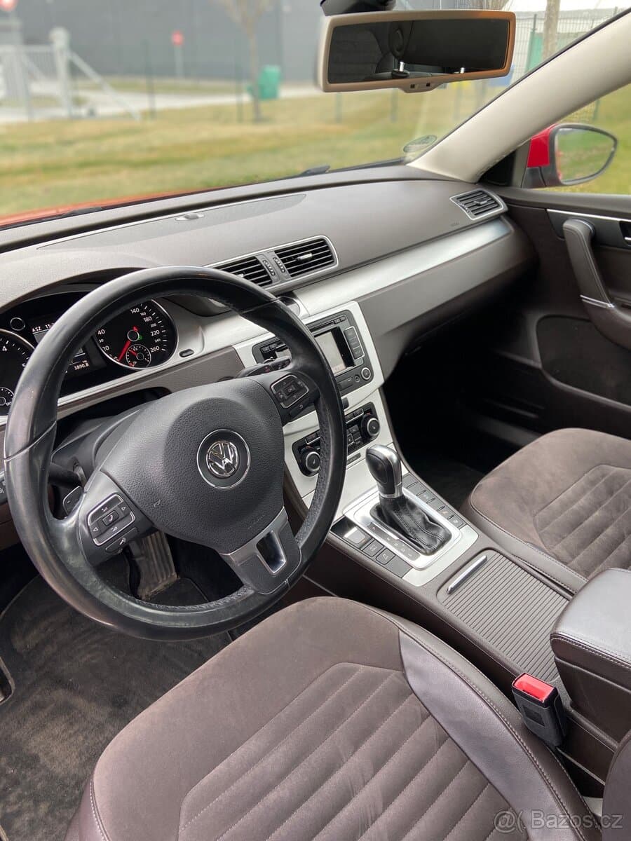 2011 Volkswagen PASSAT - 10