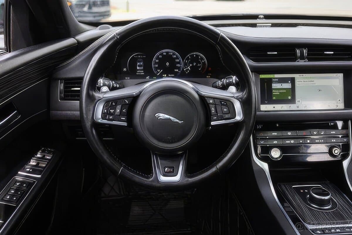 2018 Jaguar XF - 10