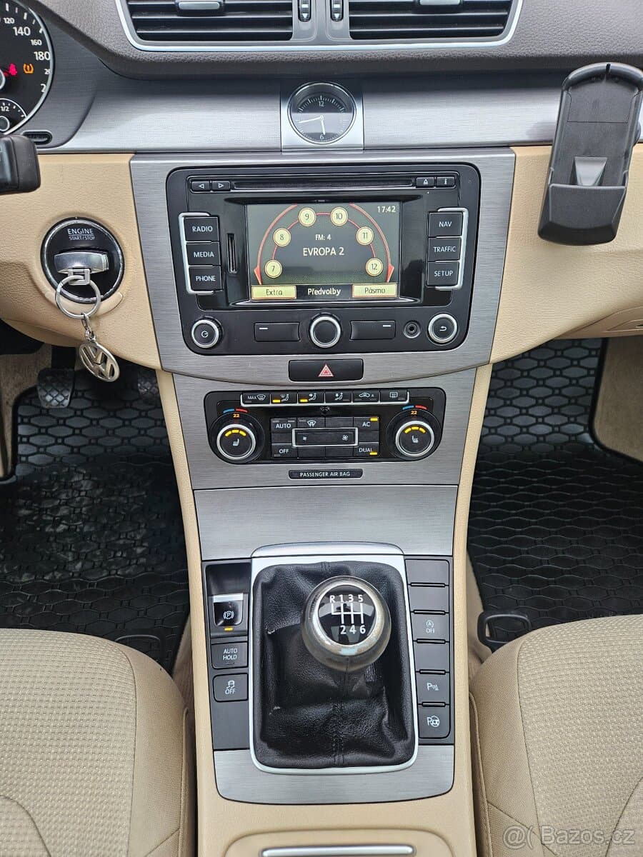 2011 Volkswagen PASSAT - 10