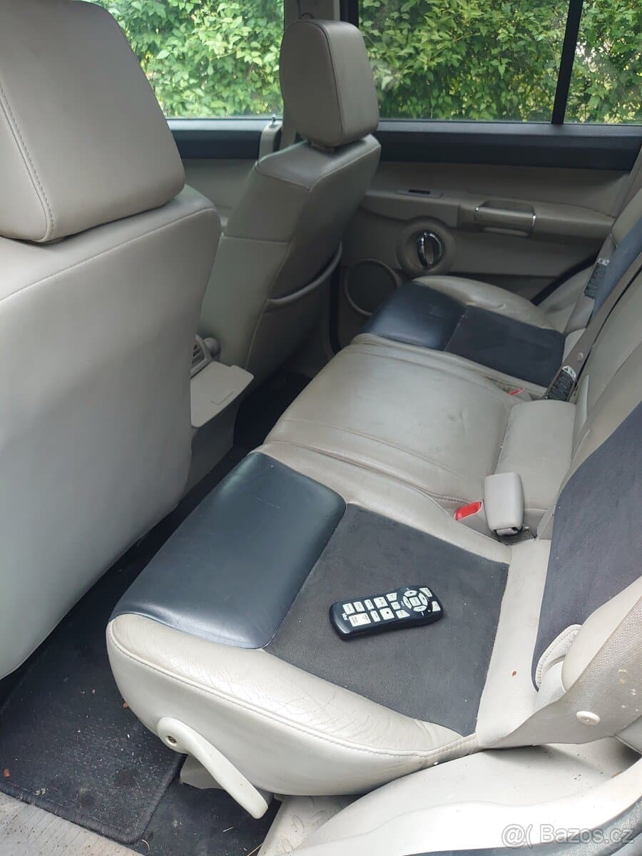 2007 Jeep COMMANDER - 10