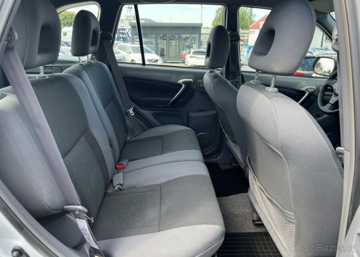 2003 Toyota RAV4 - 10