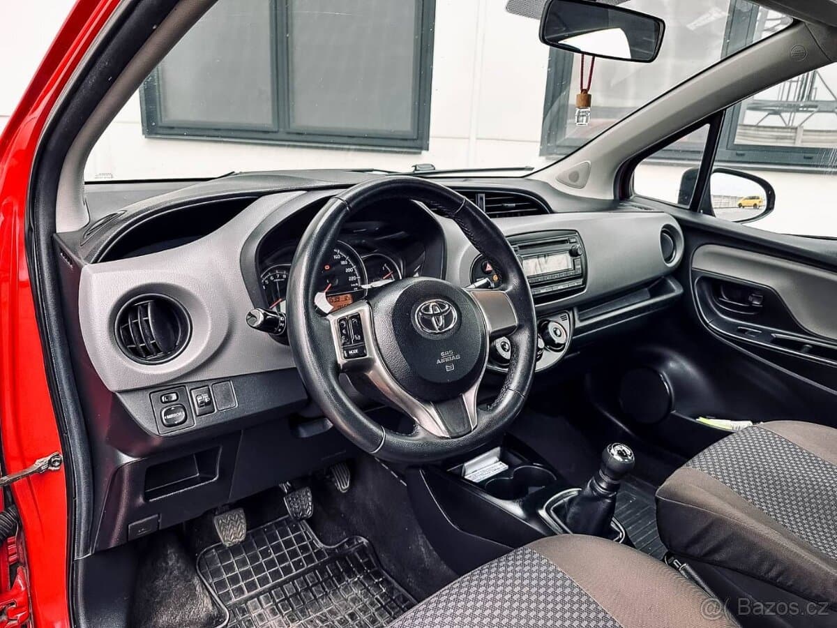 2015 Toyota YARIS - 10