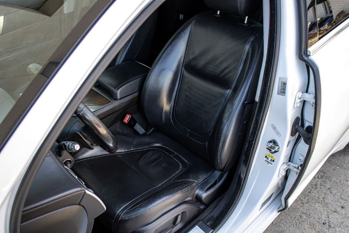 2011 Jaguar XF - 10