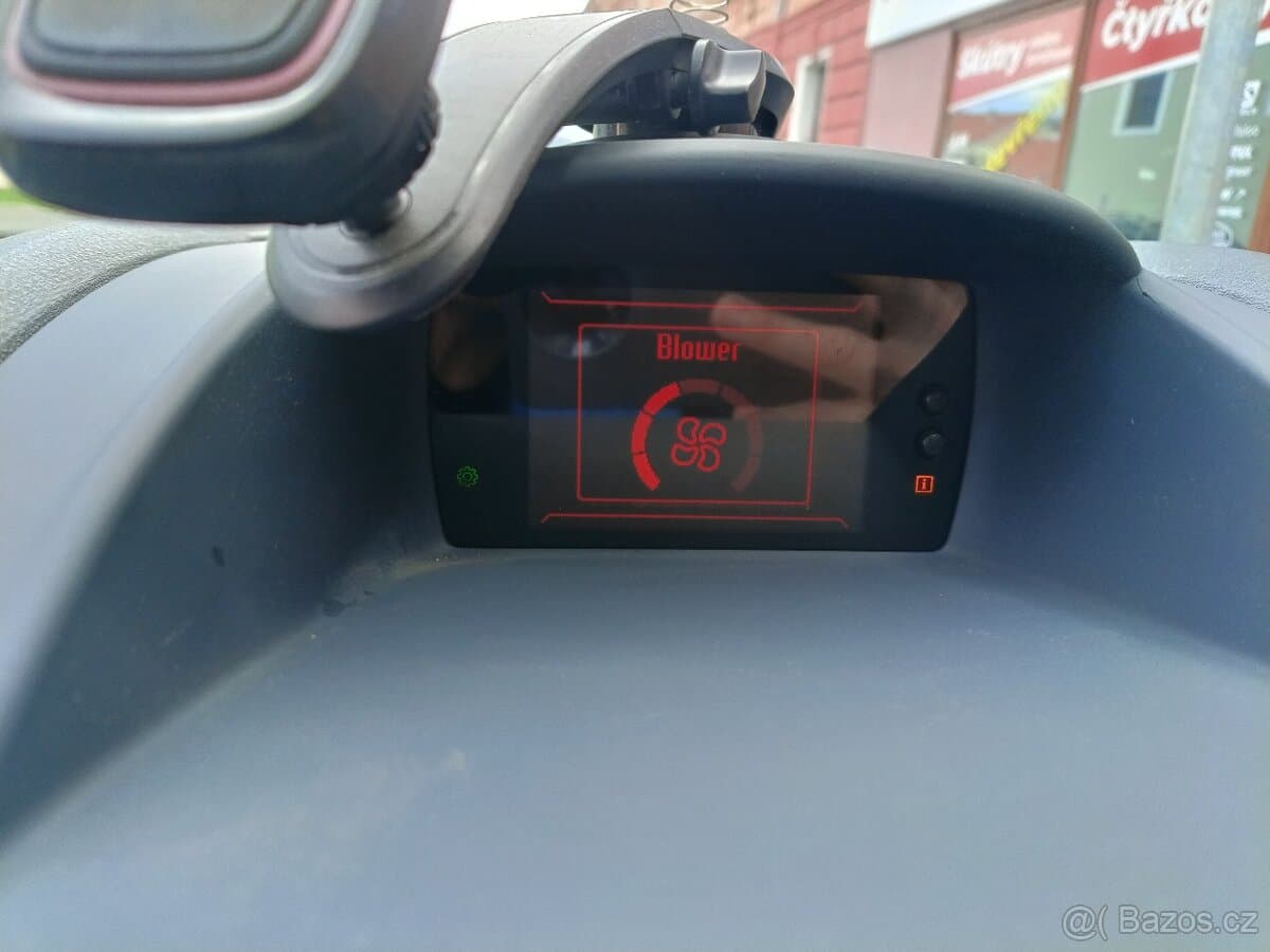 2010 Ford FIESTA - 10